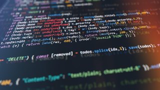 GitHub взломалиОб этом рассказали сами представители платформы. Причиной стало заражённое расширение VS Code, которое оказалось на устройстве одного из сотрудников GitHub.В итоге в руках злоумышленников оказались около 3800 внутренних репозиториев GitHub. 