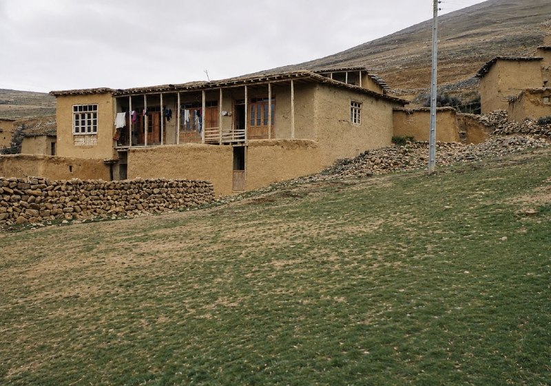 روستای خرمکوه عمارلو رودبار گیلان: 🏡 خانه‌های کاهگلی؛ قصه‌ای از روستا🌿 روستا فقط چند خانه و کوچه نیست؛قصه‌ای‌ست که در دیوارهای کاهگلی‌اش نفس می‌کشد...🏡 خان