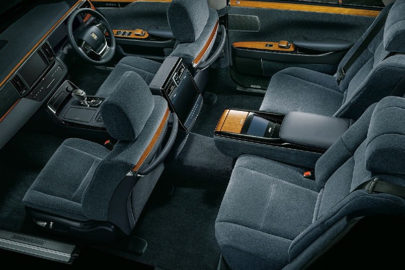 Toyota обновила флагманский седан Century 4