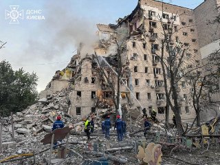 Украина этой ночью подверглась массированному обстрелу. Украинские власти заявляют о 13 погибших Атака на украинские города продолжалась почти всю ночь: Киев атаковали беспилотники и ракеты. О взрывах также сообщали в Павлограде, Харькове и Сумах.Миноборон