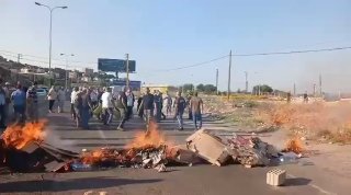 גמלאים צבאיים חוסמים את הכביש המהיר בטרון-כפר עבידה באזור מדפון