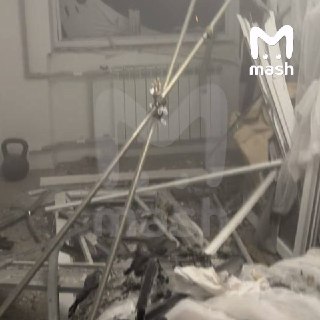 Первые кадры изнутри квартир, повреждённых при взрыве в пятиэтажке Севастополя.Вынесло оконные рамы, разворотило мебель, повсюду валяются куски бетона.❗ Не грузятся фото и видео? Читайте нас в MAX.