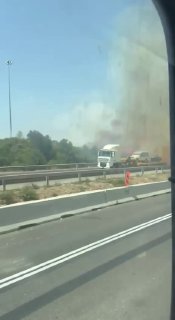 ערוץ 12: 21 צוותי כיבוי ו-4 כלי טיס פועלים בימים אלה לכיבוי שריפת ענק שפרצה בשיחים בצומת בן שמן מזרחית לתל…