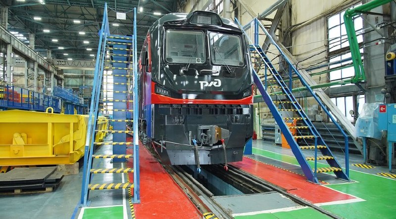 תנועה של 7 אלף טון: קטר חשמלי רוסי חדש נכנס לבדיקה מומחים ממפעל הקטר החשמלי נובוצ'רקאסק סיימו את ההרכבה ומת…