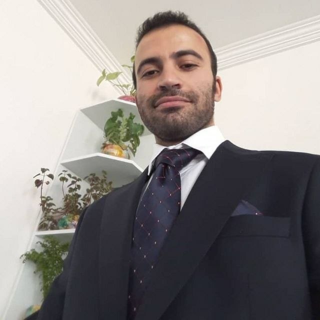️ مصطفی باقرزاده ( یزداد آوندگار): #شوخی وقتی دانشجو بودم، یه درس محاسباتی و اثباتی به اسم ترمودینامیک۲ داشتم. سر جلسه‌ یکی از امتحاناتم بودم، استاد ترمودی