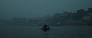 旅行_在恒河边，做一场关于「死亡」的洗礼这部短片是创作者在「死亡之城」瓦拉纳西从日出到黄昏漫步街头时使用 Sony A7SIII 相机拍摄的。在这里，恒河缓缓流淌，日夜见证着这座古老城市的繁华与虔诚。在这里，每天的日出与日落，都映照出千百年来人们对神圣和信仰的深切敬意。日出和日落时分的恒河祭祀仪式让人心生敬畏，清晨，河边弥漫着薄雾，信徒们在晨光中沐浴，祈祷；夜幕降临，燃起的烛火与河水中飘荡的灯火交相辉映。 From Harry Popevia 开眼