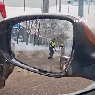 Сотрудники ДПС открыли стрельбу по "Порше" в Подмосковье. Причина — попытка водителя протаранить служебное авто.По данным Mash, внимание балашихинских ДПСников привлекли залепленные номера машины. Автолюбитель не захотел останавливаться по требованию полиц