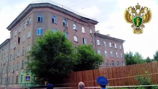 В Саратове рухнул подъезд аварийного дома, который должны были снести еще в 2022 году. Мэр признал три уцелевших подъезда безопаснымиВ Саратове накануне обрушилась часть пятиэтажного дома, который власти признали аварийным шесть лет назад. После обрушения 