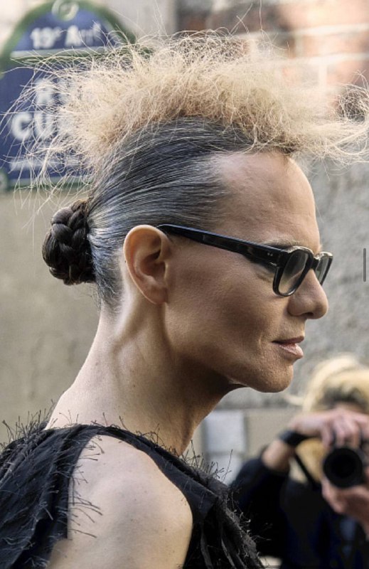 В последнее время ловлю себя на мысли, что хочется сочетать не сочетаемое и делать из волос аксессуары или головные уборы по типу этих 👇🏻В последнее время ловлю себя на мысли, что хочется сочетать не сочетаемое и делать из волос аксессуары или головные уборы по типу этих 👇🏻