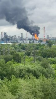 Видео пожара на НПЗ в Москве после атаки беспилотников.