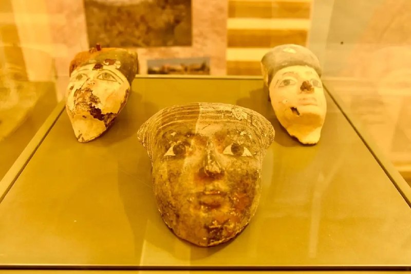 Lebanon thwarts the smuggling of pharaonic artifacts... and the Minister of Culture handed them over to the Egyptian ambassador