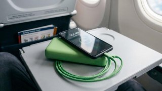 В России могут запретить использовать пауэрбанки в самолётахС таким предложением выступила Росавиация. Поводом стало расследование случая возгорания в самолёте «Уральских авиалиний».Речь может идти о полном запрете на использование пауэрбанков во время пол