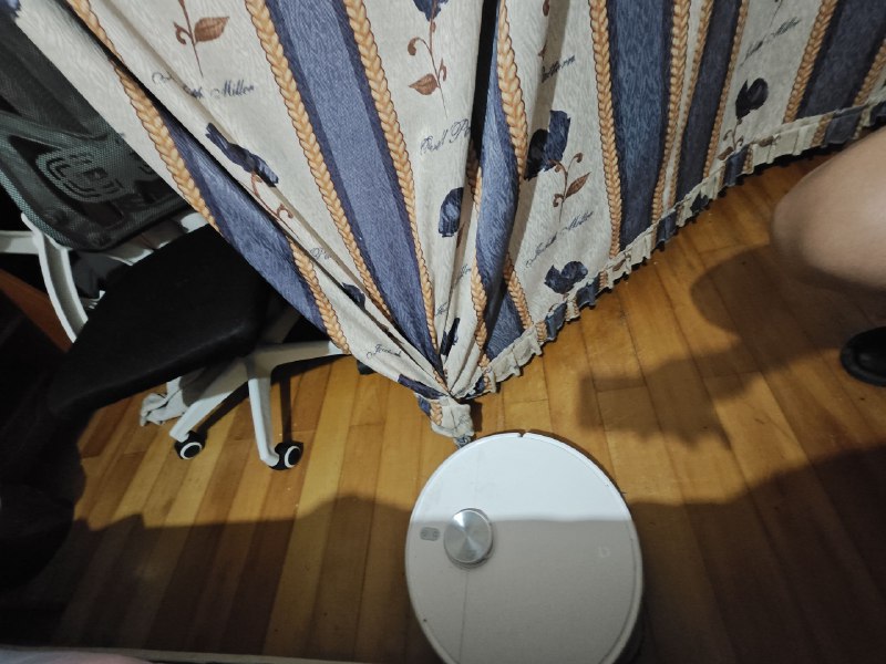 我早上离开家开启的扫地机器人，下午5点告诉我机器人失联了，刚回到家发现这一幕