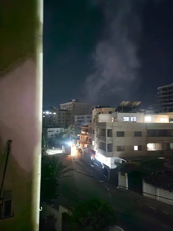 דחוף: פשיטה ישראלית מכוונת לבית בסביבת רחוב המוסדות בשכונת אל-רימל, ממערב לעיר עזה.