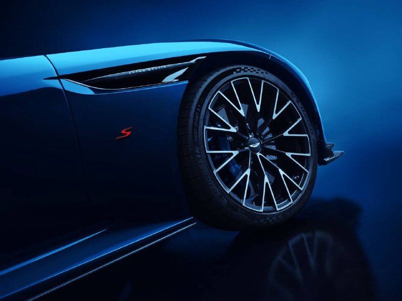 Aston Martin представил самый мощный DB12 S. Под капотом остался 4,0-литровый V8 от AMG, но теперь с 3