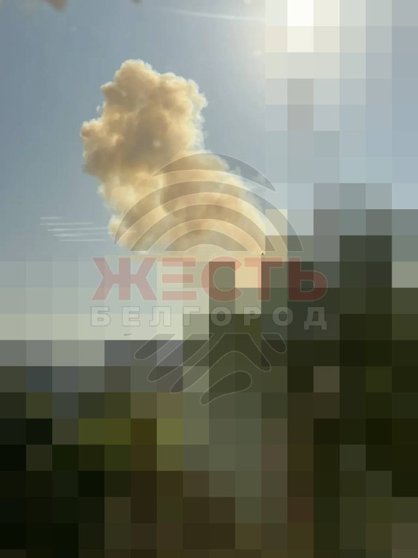 ❗️Just in: A loud blast echoed across several districts of Moscow, prompting speculation about a possible arsenal fire or drone attack.