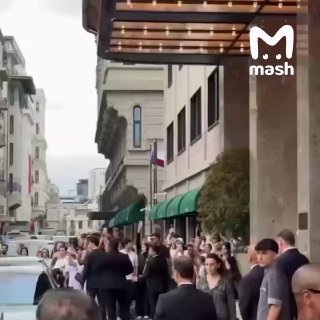 Туристический апокалипсис произошёл в Стамбуле из-за наплыва фанатов Канье Уэста, Макса Коржа и тех, кто приехал отпраздновать Курбан-байрам.Из-за совпадения дат концертов и религиозного праздника улицы города, переулки, дороги оказались забиты людьми и ма
