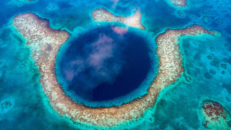 Endless blueGreat Blue Hole, Belize (© JamiesOnAMission/Shutterstock)