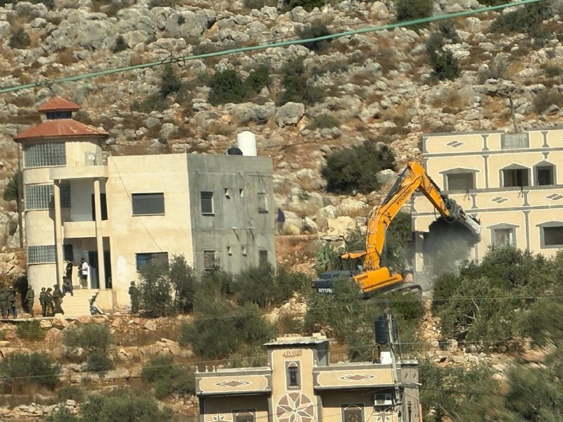 כוחות ישראל הרסו את ביתו של האזרח "סלאם עימאד בכר" באזור הצפון-מזרחי של העיירה ברוקין, מערבית לסלפית.
