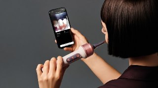 Dyson выпустила зубную щётку CameraJet с камерой и ИИ-чисткойВ головку щётки встроили камеру, которая распознаёт межзубные промежутки и автоматически подаёт струю воды из встроенного бака на 12,5 мл. Также картинка транслируется на смартфон пользователя, ч