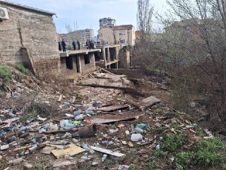 📍 В Хасавюрте река Ярыксу размыла участок железнодорожного моста, а на станции Тарки вода накрыла пути и оборвала линии связи.На Геджухском водохранилище в Дербентском районе прорвало дамбу.Из-за подъема воды обрушился мост на федеральной трассе «Кавказ» у