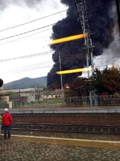 На территории морского терминала в Туапсе начался пожар после атаки БПЛА.Об этом сообщили в оперштабе Краснодарского края.Пострадавших нет. На месте пожара работают 128 пожарных. К тушению привлекли 41 единицу техники. Других подробностей оперштаб не привё
