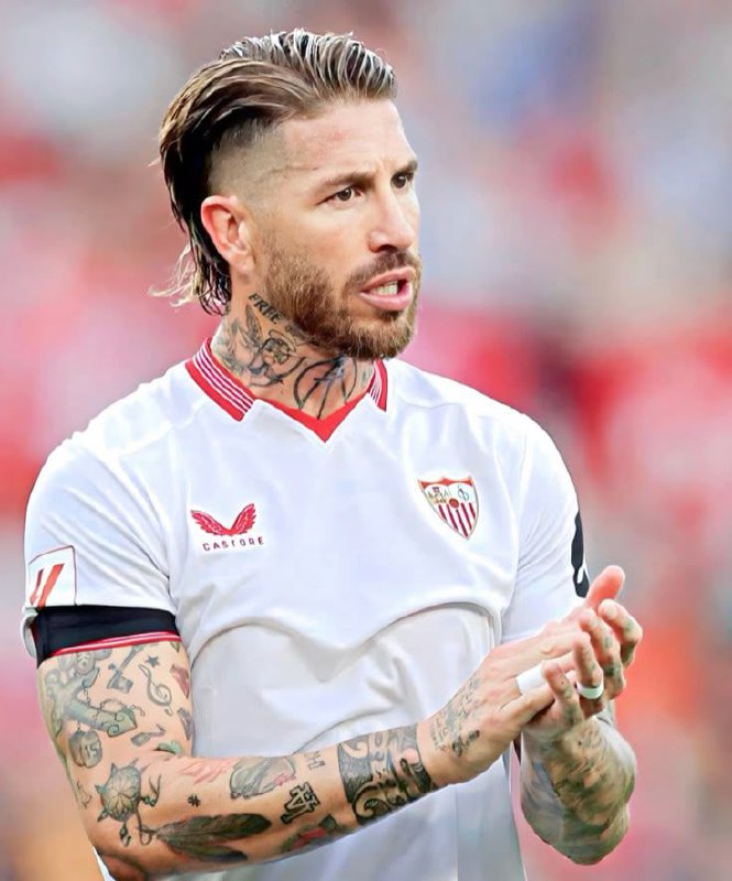 آموزش فوتبال ⚽️: #دفاع_وسط 🦬مدافع میانی یا دفاع وسط یا دفاع آخر بازیکنی است که وظیفه اصلی آن، ناکام گذاشتن بازیکنان رقیب، بهویژه مهاجم ا