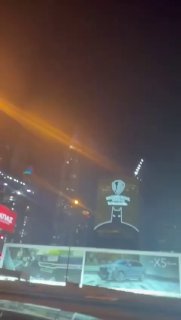 В Дубае беспилотник врезался в 90-этажный небоскреб; обломки беспилотника рухнули на мост и подожгли машину; спасатели эвакуируют людей — «Новости Дубай»