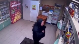 В Москве мужчина ограбил аптеку, угрожая фармацевту кирпичом, сообщает МВД. Сотрудница аптеки рассказала, что мужчина с кирпичом потребовал деньги из кассы и «для убедительности» несколько раз ударил по стеклянной перегородке кассового окна. Опасаясь за жи