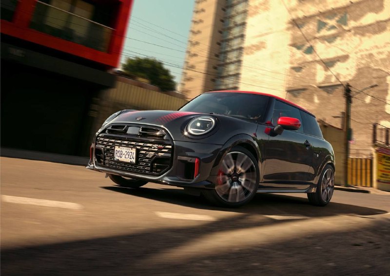 Вслед за электричками версиями, Mini презентовал и обновление бензиновых John Cooper Works 2