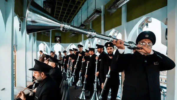 صراط نیوز | seratnews: 🟢 تصاویر| نقاره‌های حرم‌مطهر رضوی بعد از ۶۳ روز طنین انداز شد🔹با پایان ایام سوگواری ماه‌های محرم و صفر، آیین سنتی نقاره‌