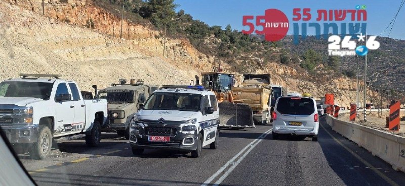 🇮🇱 כביש 60: בעליות מצומת המשטרה הבריטית לעפרה אוטובוס נתקע. משטרה במקום מכווינה את התנועה. מתחיל עומס.