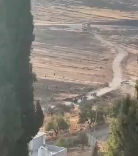 مستوطنون يهاجمون قرية المغير ويمنعون الفلسطينيين من حراثة أراضيهم