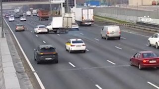Число погибших в ДТП с опрокидываниями и переворотами транспорта в Москве снизилось на треть по сравнению с прошлым годом.По данным ЦОДД, за девять месяцев 2026-го в столице случились 174 аварии, где транспортное средство упало или перевернулось — и это на
