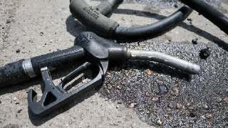 По проспекту Чекистов, вдоль которой стоят автомобили, гуляет народ.— Это очередь за бензином, — говорит девочка младшего школьного возраста своей подружке.— А я это уже поняла, — отвечает та.«Бенз» — слышится от проходящих мимо людей.«Бенз не купил. Завтр