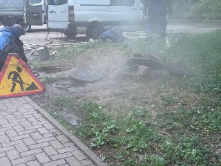 Прорыву трубы в котокафе «Мяу мяу» в Калининграде предшествовали «тревожные признаки: из-под земли шёл пар — явный сигнал, что с теплосетями что-то не так», об этом предупреждали коммунальщиков, сообщается на сайте ЛДПР.«Чиновники не предприняли никаких ме