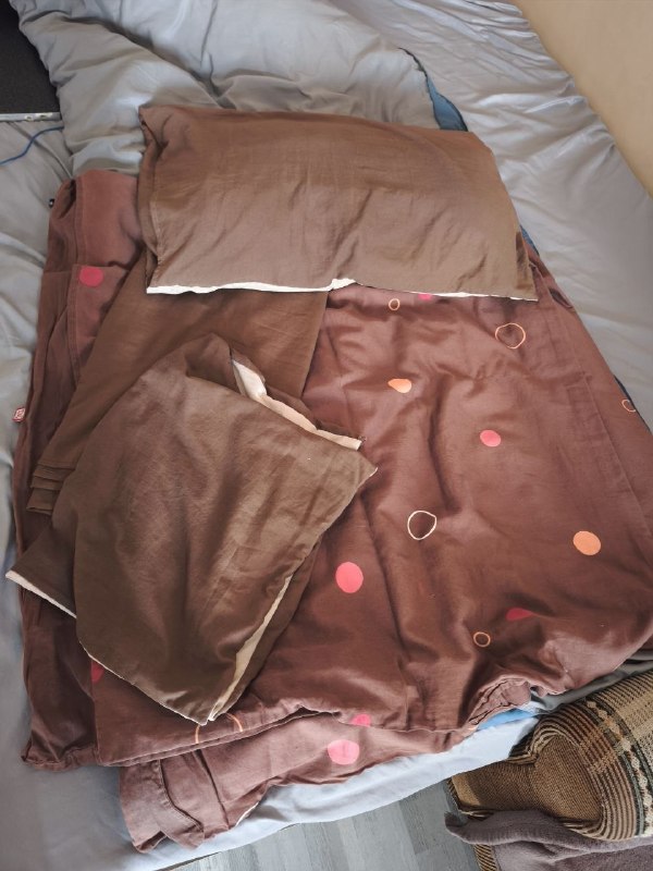 Продам комплект постельного белья с подушкой — пододеяльник 220×190, простынь 230×240, наволочки 2 ш