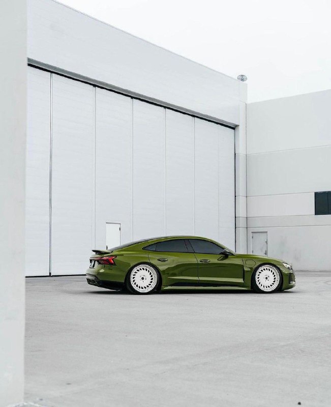 Porsche 992 и Audi E-TRON 6