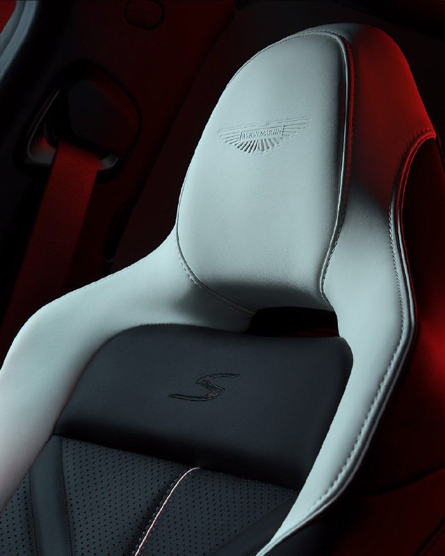 Aston Martin DBX S 5
