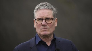 Премьер-министр Великобритании Кир Стармер объявил об отставке.Он заявил, что продолжит занимать пост премьера до избрания преемника.  Стармер стал британским премьером в июле 2024 года. В 2026 он столкнулся с критикой после падения его популярности и недо