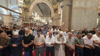 الأهالي يؤدون صلاة المغرب في الأقصى