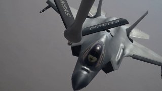 מטוסי קרב חמקניים F-35A של חיל האוויר האמריקני מתודלקים על ידי KC-135 Stratotanker במהלך סיור מעל המזרח התי…