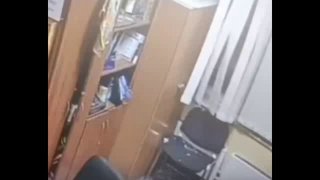 פסיכית בלי מכנסיים פרצה לבית ספר ליד מוסקבה דרך חלון, התחבאה בשירותים ונלחמה מהמשמר הלאומי עם מטף למרות העו…