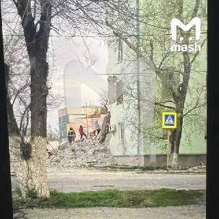 Частичное обрушение подъезда многоэтажки произошло в Сызрани. Четверых, среди них один ребёнок, достали спасатели из-под завалов.С трёх ночи Самарскую область атакуют всушные беспилотники. В аэропорту действует план "Ковёр".UPD. В дом влетел украинский БПЛ