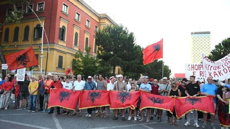 🇦🇱 Euronews: Opposition supporters and students took to the streets of Tirana, with riot police using water cannons while some protesters threw bullets at police.