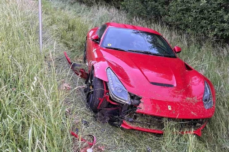 В Швейцарии Ferrari F12 после ДТП просто оставили лежать посреди поля.