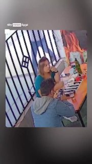 כדורים מטווח אפס.. לוחם חמוש הורג עורכת דין בתוך מסעדה בפרו סושיאל סקיי
