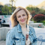 Юля говорит и показывает