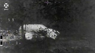 לוחמים מיחידת חימרה של יחידת הגבול ה-105 מכוונים לכלי רכב ותותחים רוסיים בגזרת צפון סלובוז'נסקי. הפעם הם פג…