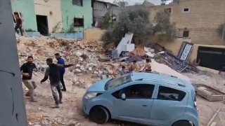 עקבו אחרי סאפא| צעירים מתחילים לשחזר בתים שנפגעו מהפצצת הכיבוש של בית בעיירה ביתא, דרומית לשכם.